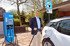 Bad Schwartaus Bürgermeister Uwe Brinkmann ist gleich einmal mit seinem E-Dienstwagen, einem „BMW i3“, zur Ladestation am Zentralparkplatz gekommen, um die Schnellladesäule zu testen.