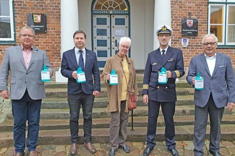 Werben für die Sammlung des Volksbundes Deutsche Kriegsgräberfürsorge (v. l.): Plöns Bürgermeister Lars Winter, Kreispräsident Stefan Leyk, die Plöner Bürgervorsteherin Mechtilde Gräfin Waldersee, der Kommandeur der Marineunteroffizierschule, Kapitän zur See Klaus Heermeier und Volksbund Kreisvorsitzender Peter Sönnichsen.