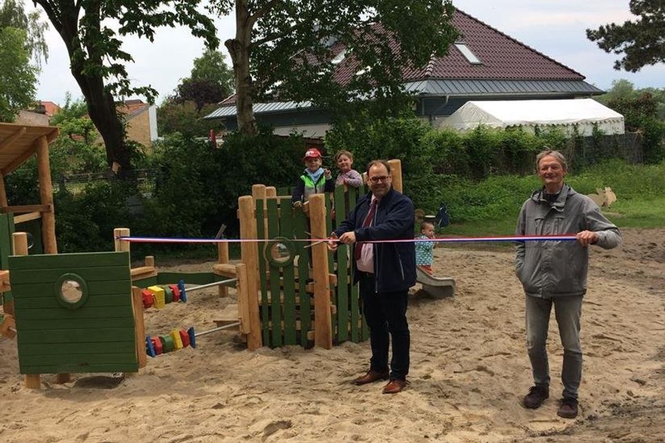 Bürgermeister Mirko Spieckermann und Eckhard Mittmann (re.) gaben die Spielgeräte frei.