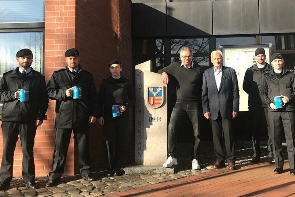 Soldaten der 3. Kompanie mit dem Bürgermeister Klaus Winter und  Bürgervorsteher Rolf Schröder (v. lks.).