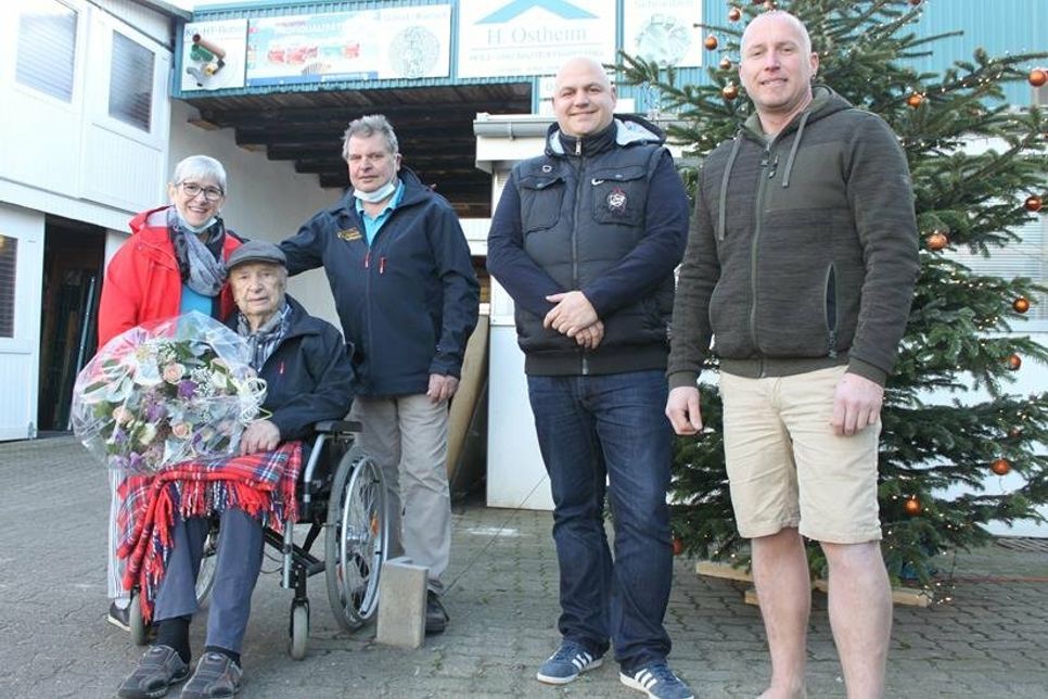 Die beiden Geschäftsführer John Nestler und Christian Weidemann mit Volker, Joseph und Magdalena Ostheim (v. re.).