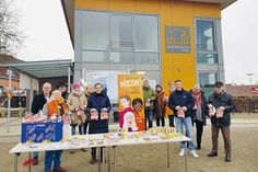 Viele Unterstützer konnte Ratekaus Gleichstellungsbeauftragte Sonja Sesko (vorne, m.) gewinnen, um ein deutliches Zeichen gegen Gewalt an Frauen zu setzen.