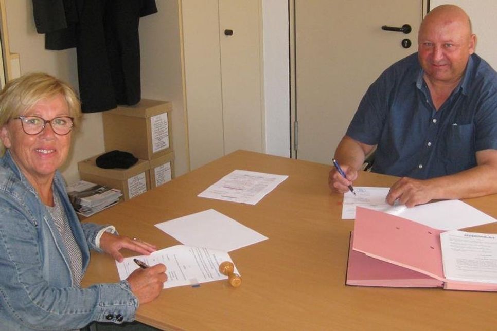 Kirsten Skörries und Hartwig Bendfeldt haben die Vereinbarung zum Bau unterzeichnet.