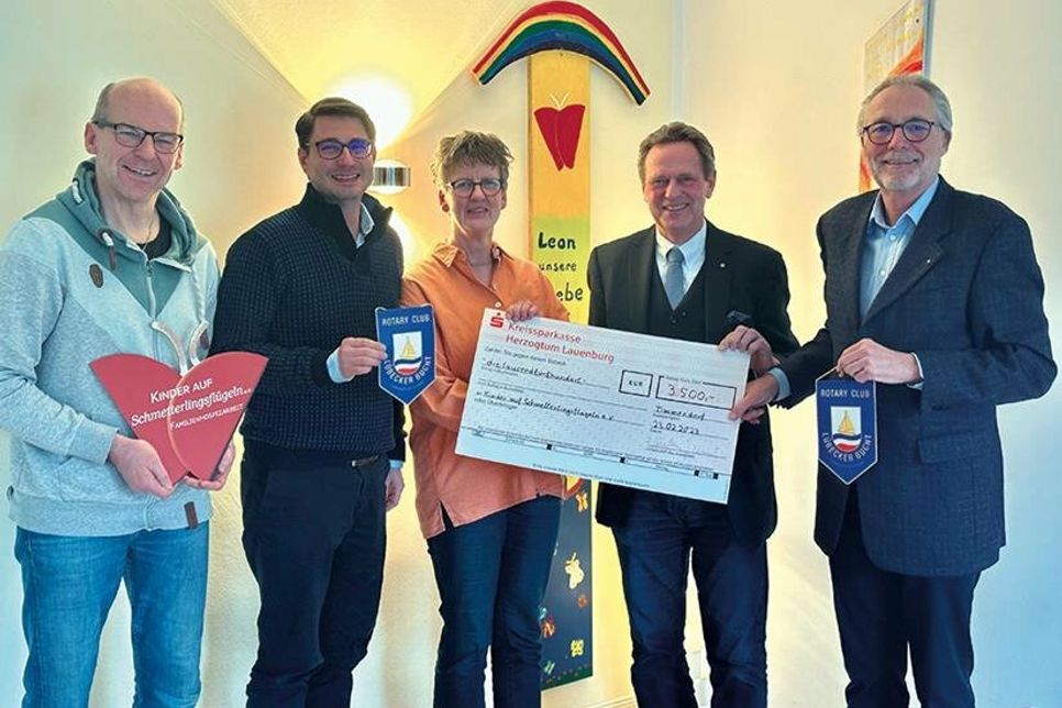 Scheckübergabe in Pansdorf: Stefan Paetz (von links), Klaus-Peter Kühnau, Gabi Stienemeier-Goss, Herbert Köster und Dr. Hans-Otto Günter.