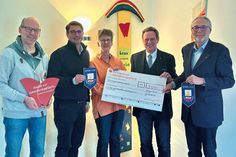 Scheckübergabe in Pansdorf: Stefan Paetz (von links), Klaus-Peter Kühnau, Gabi Stienemeier-Goss, Herbert Köster und Dr. Hans-Otto Günter.