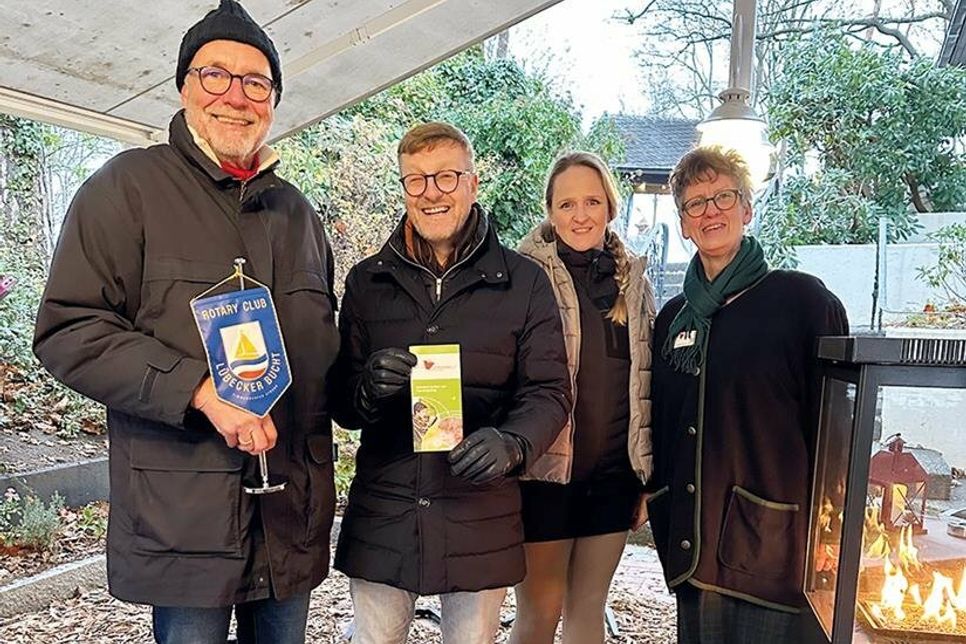 „Rotarischer Weihnachtsmarkt“: Rotary-Präsident Dr. Hans-Otto Günter (von links) und Bürgermeister Sven Partheil-Böhnke mit einer Praktikantin des Familienhospizvereins und Gabi Stienemeier-Goss vom Verein beim Weihnachtsbasar in Timmendorfer Strand.