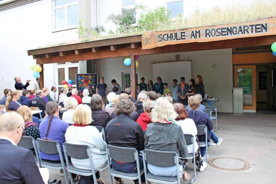 Der Schulhof wurde zur Freiluft-Aula umfunktioniert.