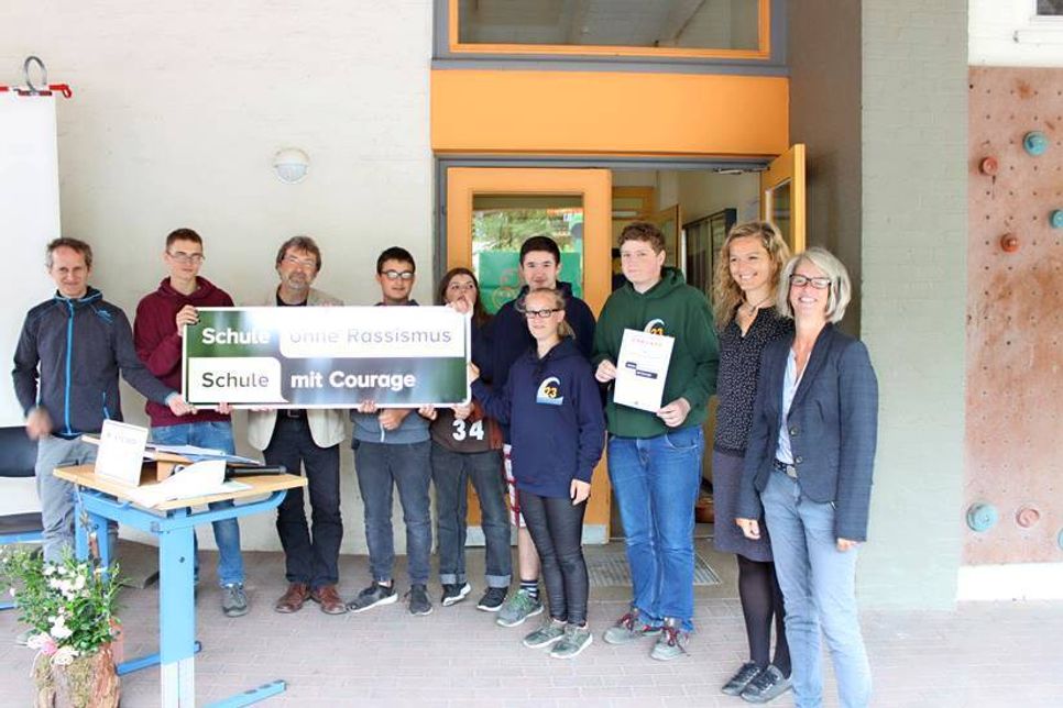 Landeskoordinatorin Schule ohne Rassismus Schleswig-Holstein Medi Kuhlemann (re.) übergab bei der Feierstunde das begehrte Courage-Schild.