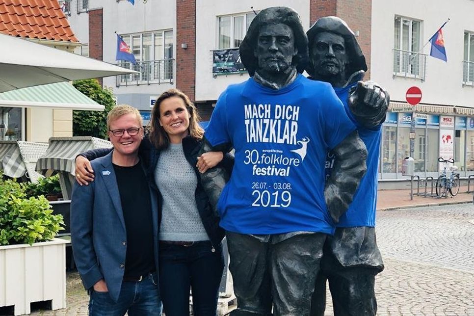 Sven Muchow und Stefanie Hagen vom Werbeausschuss für das europäischen folklore festival mit den beiden schmucken Fischern in Blau.