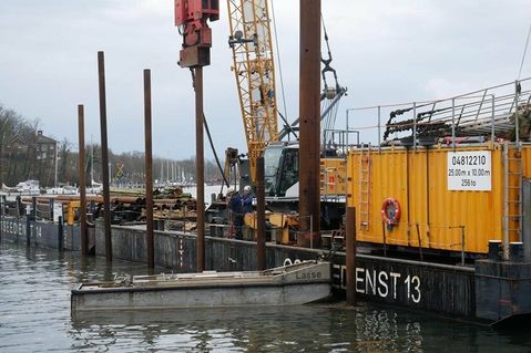 Insgesamt werden an Steg H 32 alte Pfähle aus dem Meeresgrund gezogen und durch 32 neue Heckdalben mit größerem Durchmesser ersetzt.