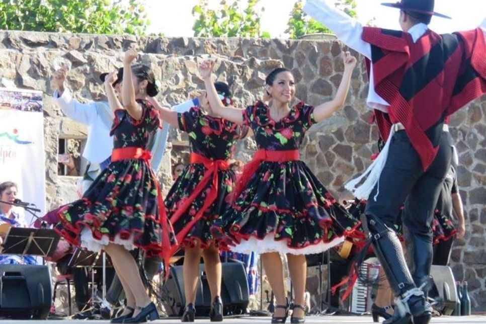 Die Tänze der Gruppe unterliegen europäischen, spanischen und südamerikanischen Einflüssen.