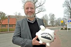 Für die Schönberger Tafel: Bürgermeister Peter Kokocinski wirbt um Unterstützung durch „füttern“ der Spendenschweine an allen Kulturnachtstationen – im Gegenzug gibt’s Unterhaltung gratis.