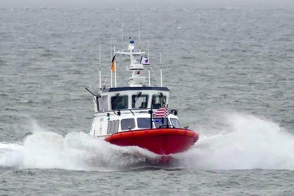 Mit dem Trainingsboot „Mervi“ wurde ein Kiter vor Pelzerhaken gerettet. Die gemischte Seenotretter-Crew befand sich auf einer Ausbildungsfahrt und bestand aus freiwilligen Seenotrettern verschiedener DGzRS-Stationen von Nord- und Ostsee. Sie retteten den Kiter aus der sechs Grad kalten Ostsee. (Foto: DGzRS Archivbild)
