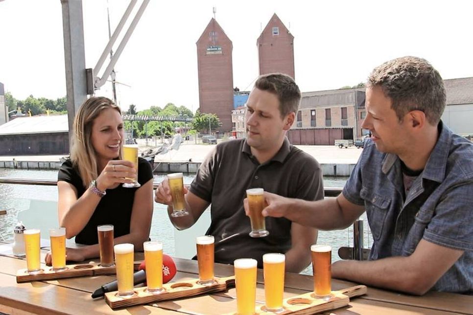Unsere reporterin Kristina Kolbe (lks.) hat sich mit Braumeister Steve Michalak (mi.) und Vertriebsleiter Frans Ijben im Klüvers Brauhaus getroffen.