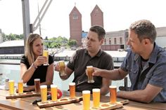 Unsere reporterin Kristina Kolbe (lks.) hat sich mit Braumeister Steve Michalak (mi.) und Vertriebsleiter Frans Ijben im Klüvers Brauhaus getroffen.