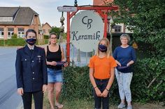 Doreen Nissen und Cornelia Riegel übergeben die Alltagsmasken an die Jugendgruppenleiterin Finja Gradert und die Kassenwartin Nina Nissen.