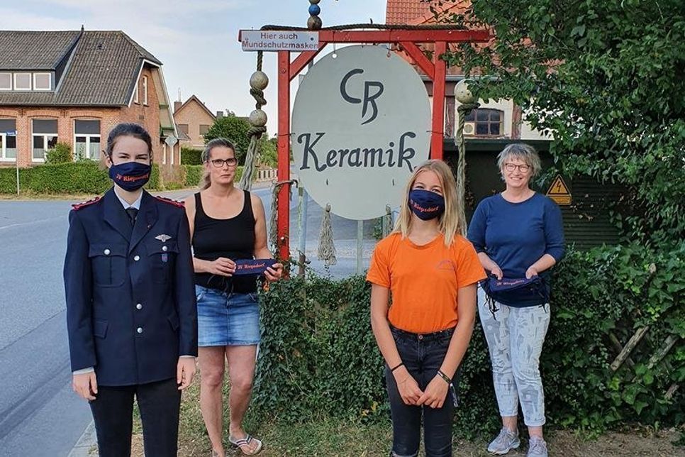Doreen Nissen und Cornelia Riegel übergeben die Alltagsmasken an die Jugendgruppenleiterin Finja Gradert und die Kassenwartin Nina Nissen.