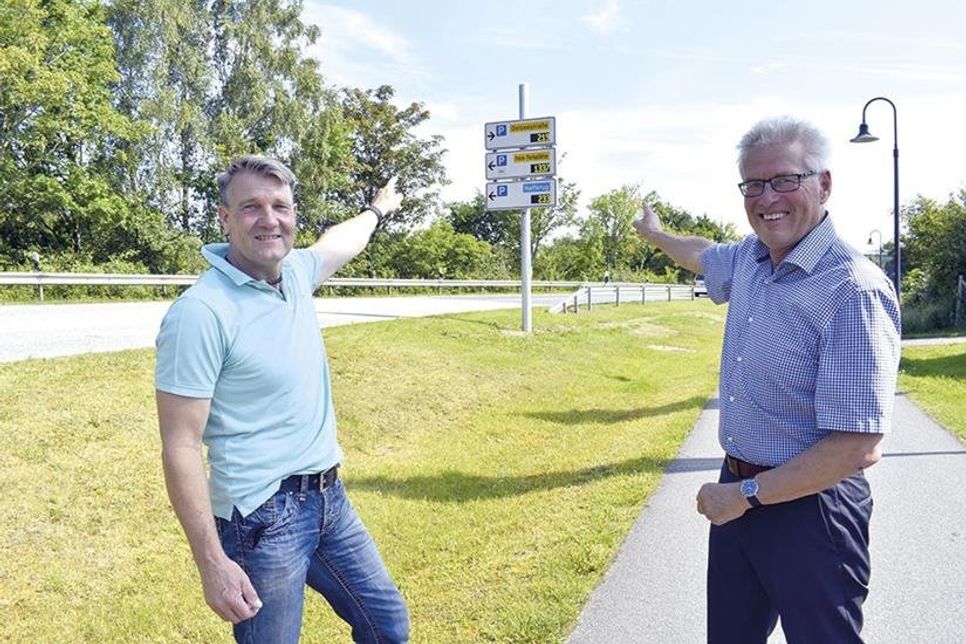 Dirk Dibbern vom Bauamt der Gemeinde Scharbeutz (links) und Bürgermeister Volker Owerien stellten der Presse das neue Parkleitsystem vor. (Foto: René Kleinschmidt)