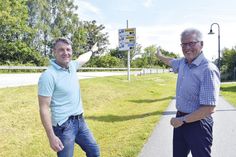 Dirk Dibbern vom Bauamt der Gemeinde Scharbeutz (links) und Bürgermeister Volker Owerien stellten der Presse das neue Parkleitsystem vor. (Foto: René Kleinschmidt)