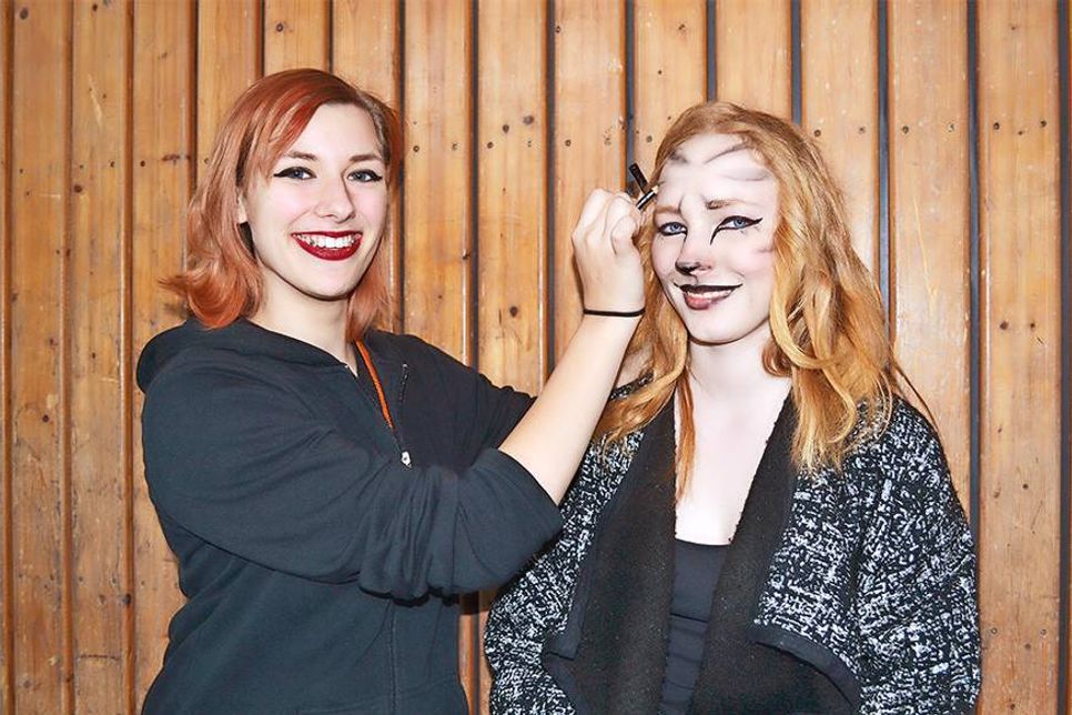 „Cats“ im Großen Saal des Maritim Seehotels: Hier schminkt Henriette Wieck Darstellerin Rike Günther zur Katze. (Foto: René Kleinschmidt)