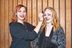 „Cats“ im Großen Saal des Maritim Seehotels: Hier schminkt Henriette Wieck Darstellerin Rike Günther zur Katze. (Foto: René Kleinschmidt)