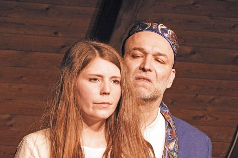 Endlich wieder! Was das Theater uns zu sagen vermag, ist am kommenden Wochenende auf Hof Brache in Wahlstorf zu erleben. Das junge theater spectaculum zeigt eine Collage aus vier bekannten Stücken, darunter auch „Antigone“ (Szenenfoto mit Alina Oppe als Antigone und Andreas Lüdtke als Kreon)