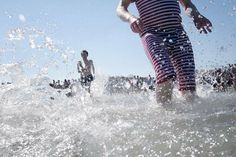 An vier Ostseeorten steht der Sprung ins kühle Nass an. „Tournee-Start“ ist am 1. Mai in Rettin.