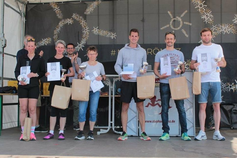 Gemeinsame Siegerehrung der besten Läuferinnen und Läufer beim Halbmarathon. (Foto: Christian Lück)