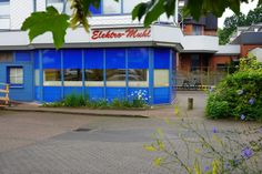 Der neue Firmensitz bietet kostenlose Parkmöglichkeiten direkt vor dem Eingang.