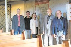 Auch in der Neustädter Stadtkirche verbergen sich „Gräber und Geschichte(n)“. Dr. Frank Wilschewski, Wolf Eckhard Rhein, Sarah Lotzkat, Dr. Peter Wendt und Dietrich Mau (v. lks.) freuen sich auf die Veranstaltungsreihe.