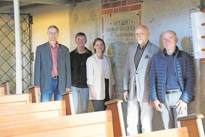 Auch in der Neustädter Stadtkirche verbergen sich „Gräber und Geschichte(n)“. Dr. Frank Wilschewski, Wolf Eckhard Rhein, Sarah Lotzkat, Dr. Peter Wendt und Dietrich Mau (v. lks.) freuen sich auf die Veranstaltungsreihe.