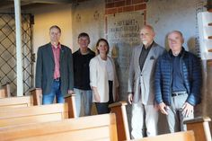 Auch in der Neustädter Stadtkirche verbergen sich „Gräber und Geschichte(n)“. Dr. Frank Wilschewski, Wolf Eckhard Rhein, Sarah Lotzkat, Dr. Peter Wendt und Dietrich Mau (v. lks.) freuen sich auf die Veranstaltungsreihe.