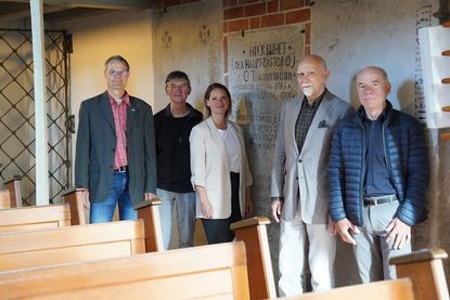 Auch in der Neustädter Stadtkirche verbergen sich „Gräber und Geschichte(n)“. Dr. Frank Wilschewski, Wolf Eckhard Rhein, Sarah Lotzkat, Dr. Peter Wendt und Dietrich Mau (v. lks.) freuen sich auf die Veranstaltungsreihe.