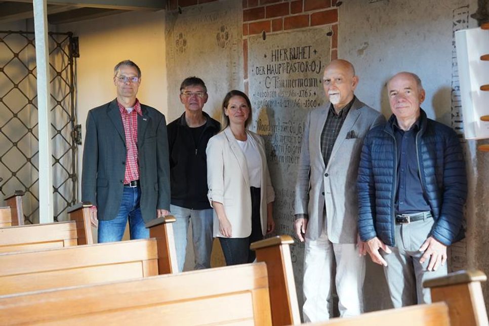 Auch in der Neustädter Stadtkirche verbergen sich „Gräber und Geschichte(n)“. Dr. Frank Wilschewski, Wolf Eckhard Rhein, Sarah Lotzkat, Dr. Peter Wendt und Dietrich Mau (v. lks.) freuen sich auf die Veranstaltungsreihe.