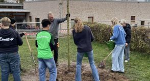 Jan Hinz vom BUND erklärt, worauf man beim Pflanzen junger Bäume achten muss
