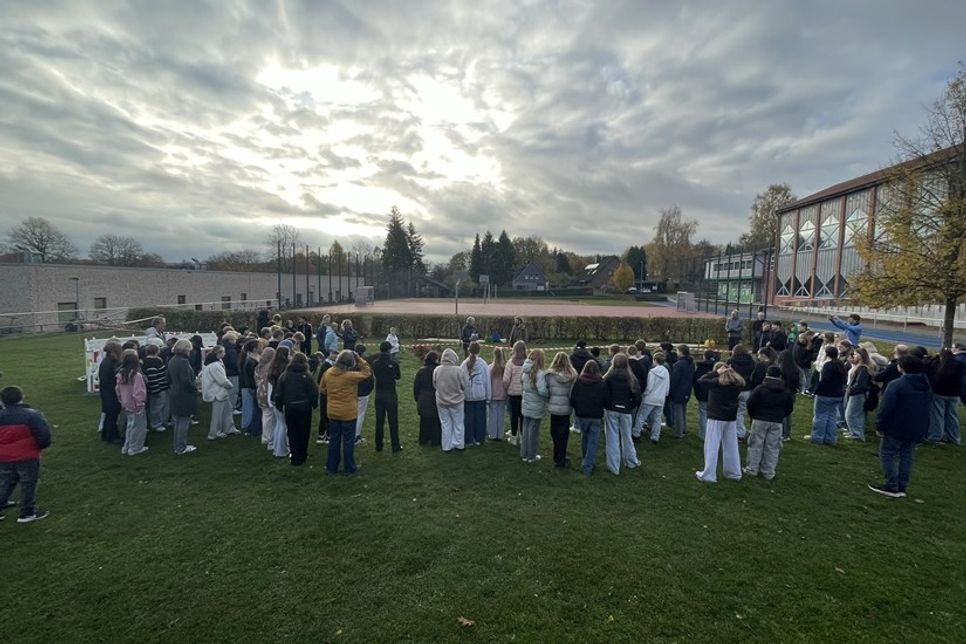 Josh Geertz erläutert den Schülern, wie wichtig Bäume für eine intakte Umwelt sind.