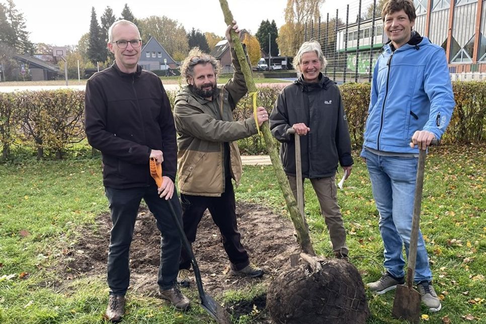 v.l.: Christian Ramm, Josh Geertz, Annette Hinz und Christoph Baecker freuen sich über das gemeinsame Baumprojekt.