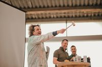 Der Künstler Konrad Stöckel brachte die 250 Gäste mit witzigen Einlagen in Stimmung.