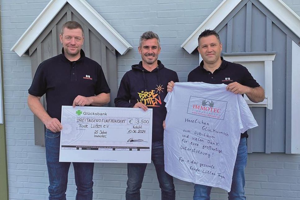 Fin Bartels, ehemaliger Profifußballer und Gründer des Vereins Förde Lütten e.V. zeigte sich begeistert von der großzügigen Spende.