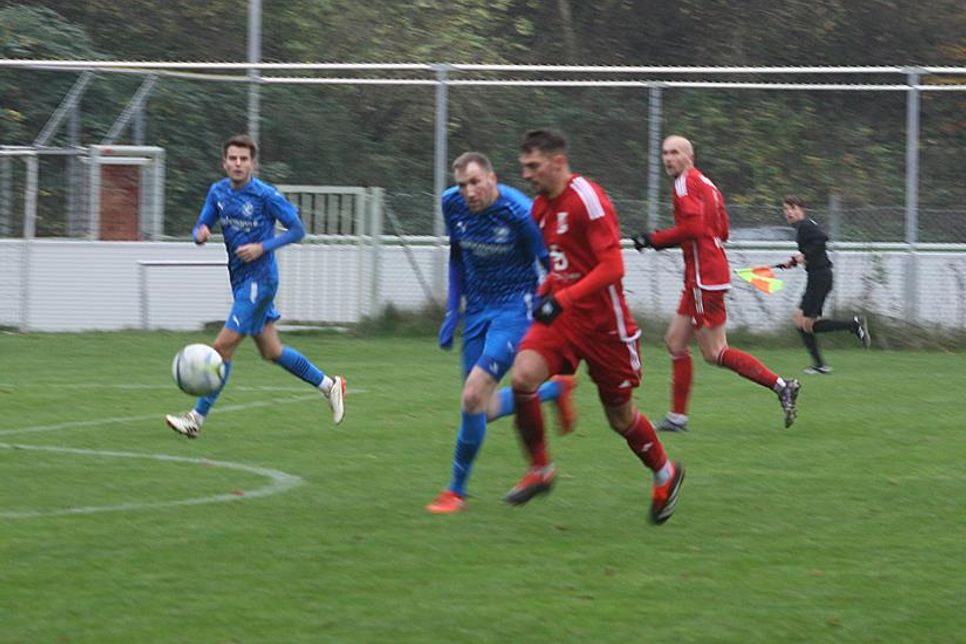 Christian Witt und die beiden Innenverteidiger Jan Henrik Bärschneider und Marcel Lauenstein waren über die gesamte Spielzeit in der Defensive beschäftigt.