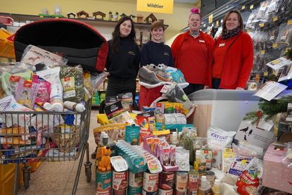 Leonie Hafermalz und Lina Beckmann nahmen die Spenden von den Futterhaus-Mitarbeiterinnen Nella Dürkop und Manuela Schönherr (v. lks.) entgegen.