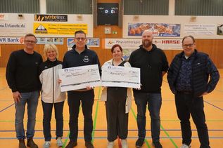 Spendenübergabe mit Sven Muchow vom reporter, Susanne Röben-Müller vom SV Schashagen-pelzerhaken, Kevin Pirsig von der „Aktion Traumfänger“, Jil-Paulina Heintz und Oliver Piening vom Karl-Schütze-Heim sowie Neustadts Bürgermeister Mirko Spieckermann (v. lks.).