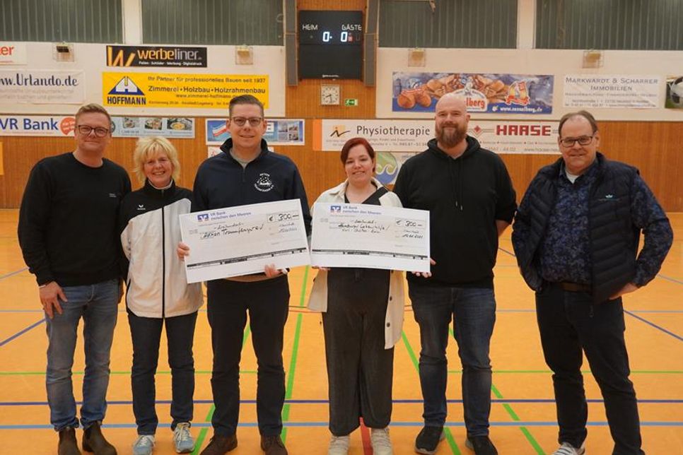 Spendenübergabe mit Sven Muchow vom reporter, Susanne Röben-Müller vom SV Schashagen-pelzerhaken, Kevin Pirsig von der „Aktion Traumfänger“, Jil-Paulina Heintz und Oliver Piening vom Karl-Schütze-Heim sowie Neustadts Bürgermeister Mirko Spieckermann (v. lks.).