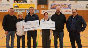 Spendenübergabe mit Sven Muchow vom reporter, Susanne Röben-Müller vom SV Schashagen-pelzerhaken, Kevin Pirsig von der „Aktion Traumfänger“, Jil-Paulina Heintz und Oliver Piening vom Karl-Schütze-Heim sowie Neustadts Bürgermeister Mirko Spieckermann (v. lks.).
