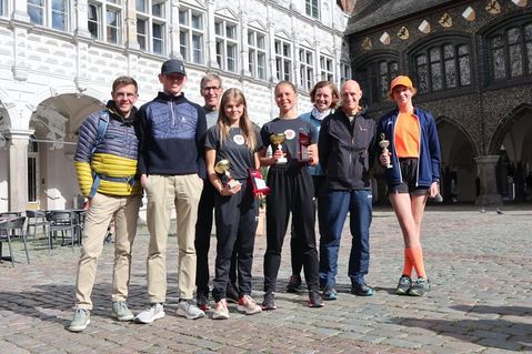 Andreas und Jakob Loors, Peter Massny, Pia Felien Loors, Nicole Warmer, Anna Hoffmann, Rolf Brandt und Carina Nicole Lenz (v. lks.).