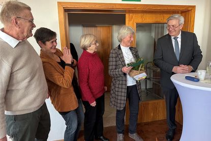 Vertreterinnen und Vertreter der „Montagsrunde“ nahmen die Ehrung von Bürgermeister Carsten Bruhn (re.) entgegen. Die Bürgerinitiative setzt sich seit mehr als 15 Jahren mit der Schienenanbindung der Fehmarnbeltquerung auseinander.