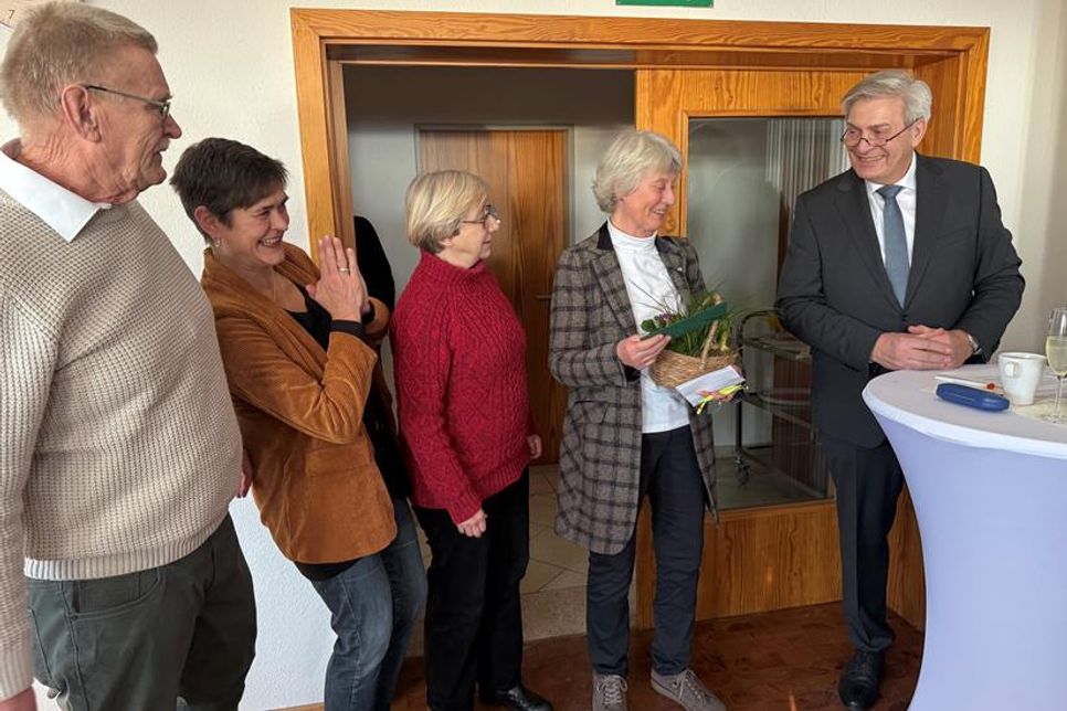 Vertreterinnen und Vertreter der „Montagsrunde“ nahmen die Ehrung von Bürgermeister Carsten Bruhn (re.) entgegen. Die Bürgerinitiative setzt sich seit mehr als 15 Jahren mit der Schienenanbindung der Fehmarnbeltquerung auseinander.