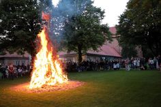 Gemütliches Mittsommerfeuer.