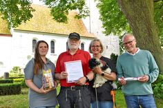 Elena Stern vom Kirchenkreis, Küster Michael Hirner und Sabine Hirner vom Kirchengemeinderat bei der Übergabe der Auszeichnung durch Tobias Jahn vom Küsterarbeitskreis (von links).