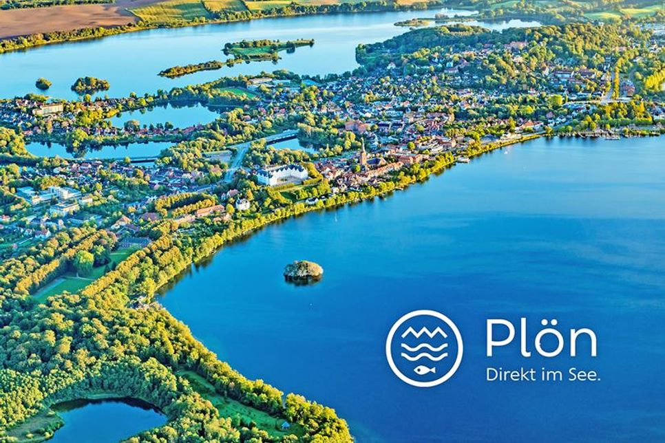 Dieses Luftbild vermittelt den Eindruck, dass Plön tatsächlich in einem See liegt – von so vielen Gewässern ist die Stadt umgeben.